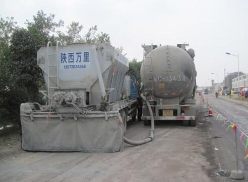 安徽五河冷再生施工現場(chǎng)水泥撒布